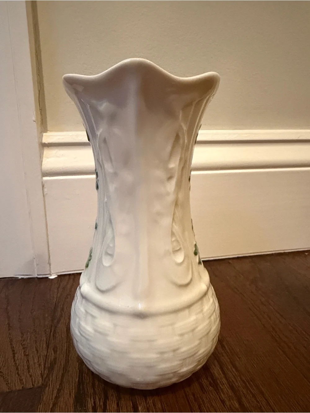 NWT Belleek Ireland 2007 Kells 7-inch White Ceramic Clover Vine Accent Vase